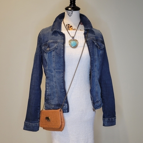 𝅺LOVE ALWAYS white off the shoulder dress.  Form fitting size Large - Picture 8 of 8